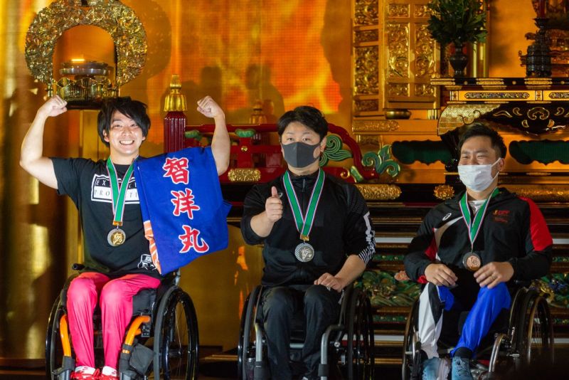 Kose Tomohiro nhận huy chương vàng Kose Tomohiro nhận huy chương vàng